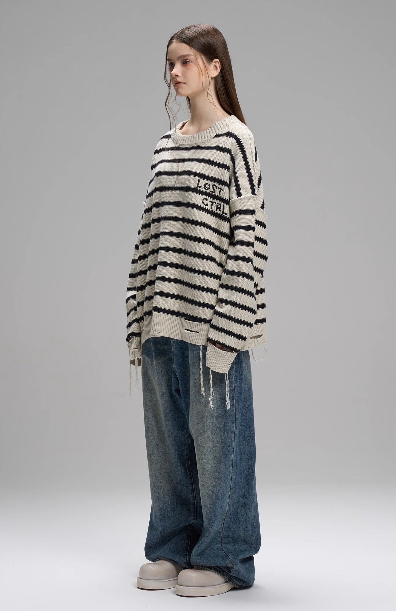 nu15 Round neck ripped fringe sweater