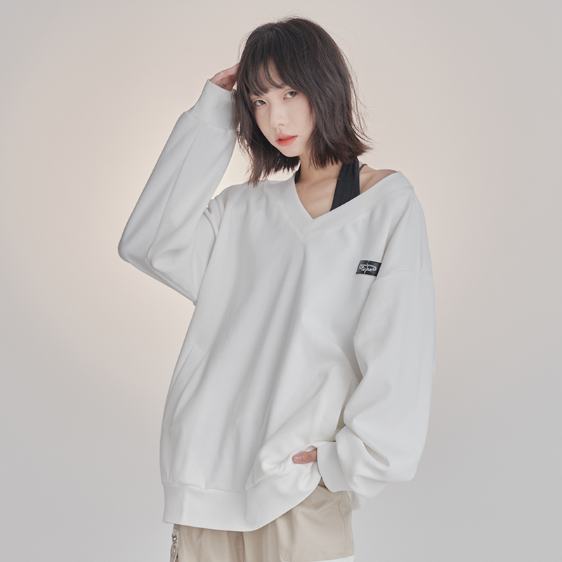 nu37 Large V-neck off-shoulder sweatshirt