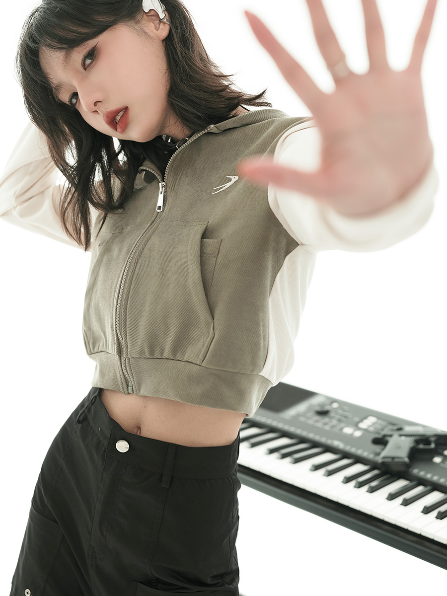 nu42 Contrast color cropped hoodie