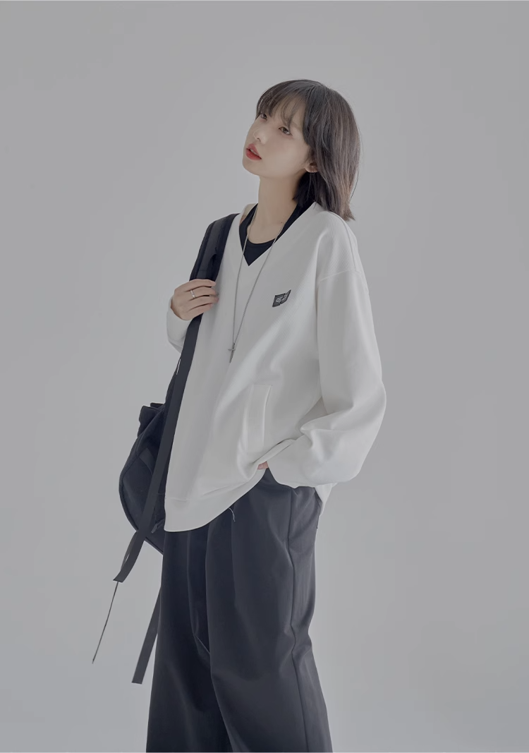 nu37 Large V-neck off-shoulder sweatshirt