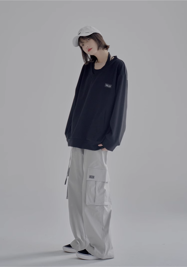 nu37 Large V-neck off-shoulder sweatshirt