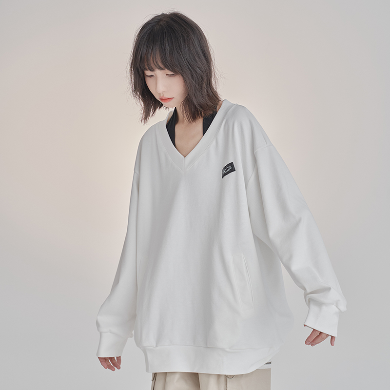 nu37 Large V-neck off-shoulder sweatshirt