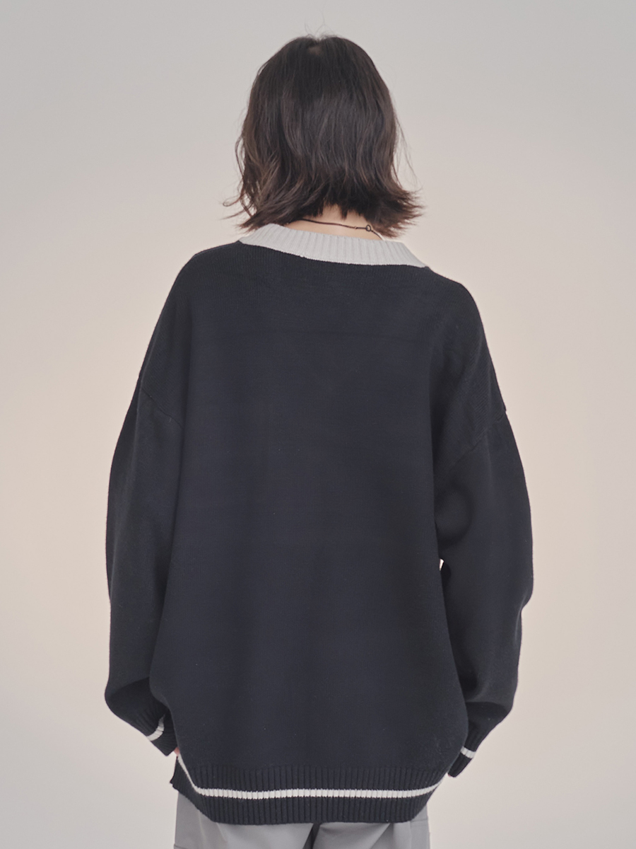 nu34 Large V-neck loose sweater