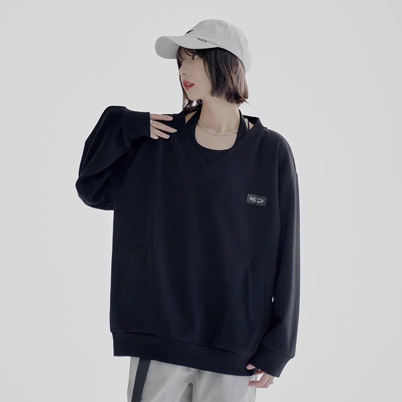 nu37 Large V-neck off-shoulder sweatshirt