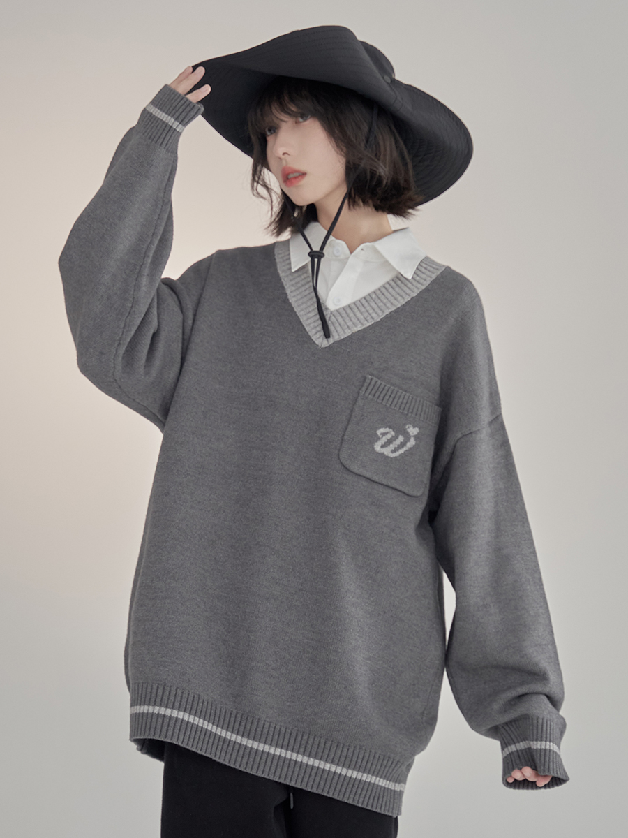 nu34 Large V-neck loose sweater