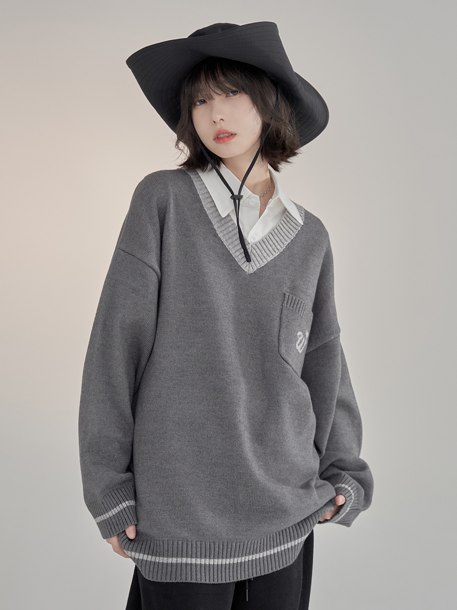nu34 Large V-neck loose sweater