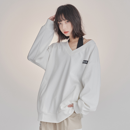 nu37 Large V-neck off-shoulder sweatshirt 