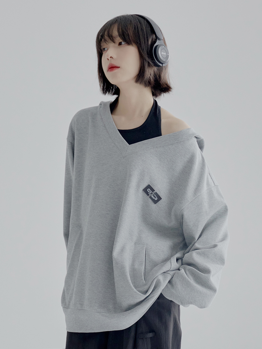 nu35 Large V-neck off-shoulder hoodie